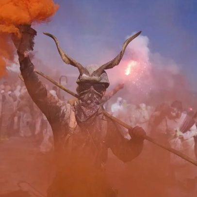 Grécia celebra Segunda-feira Limpa com guerra de farinha em Galaxidi