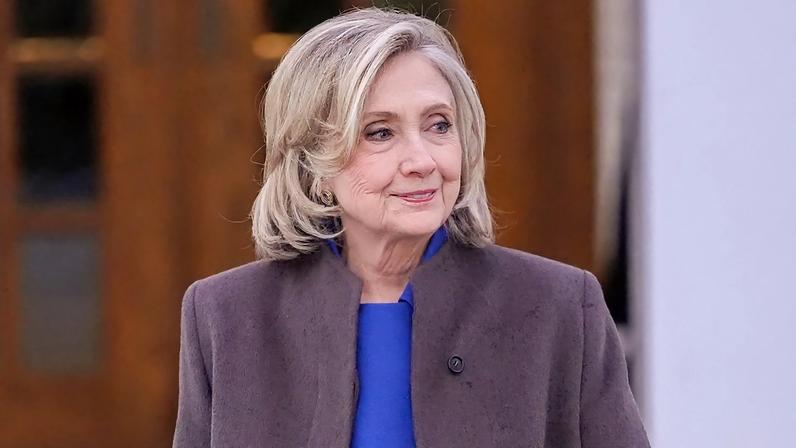 A antiga Secretária de Estado Hillary Clinton caminha à porta do Chappaqua Performing Arts Center, quinta-feira, 26 de fevereiro de 2026.