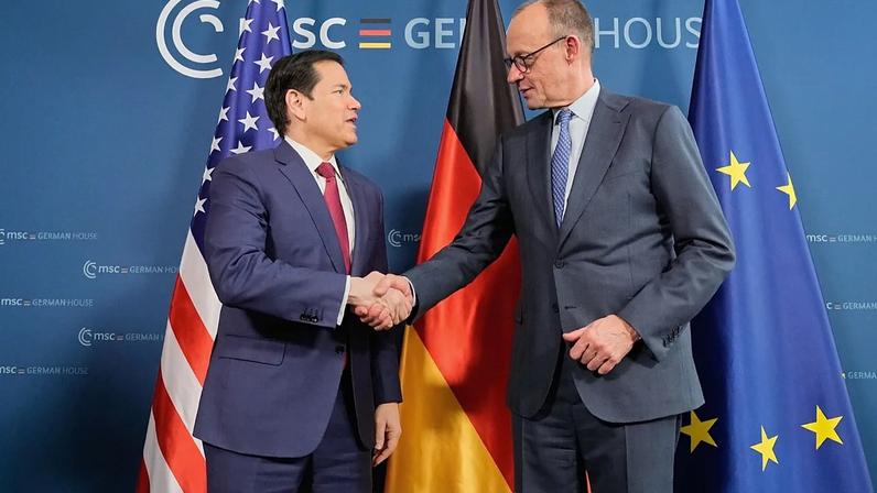 O Secretário de Estado dos EUA, Marco Rubio, à esquerda, e o Chanceler alemão, Friedrich Merz, encontram-se à margem da Conferência de Segurança de Munique, Alemanha, 13 de fevereiro de 2026,