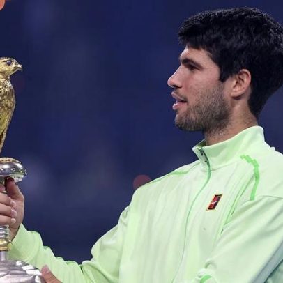 Alcaraz mantém invencibilidade em 2026 com vitória em Doha