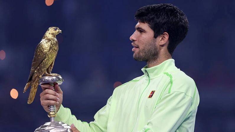 Carlos Alcaraz levanta o troféu depois de vencer o Open do Qatar de 2026