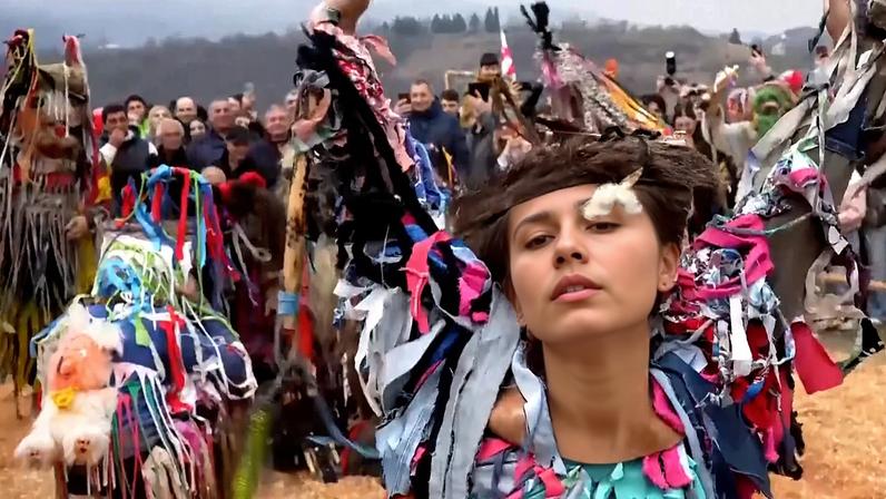 Homens vestidos como berikas correm encosta abaixo