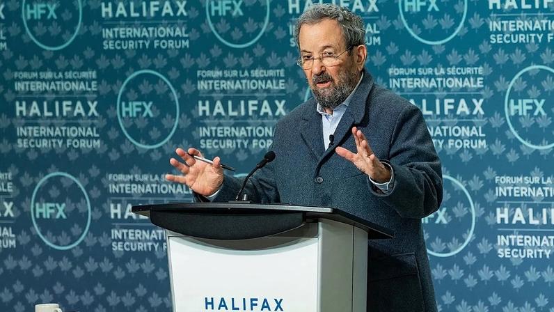 O antigo primeiro-ministro israelita Ehud Barak discursa no Fórum Internacional de Segurança de Halifax, no sábado, 22 de novembro de 2025. (Kelly Clark/The Canadian Press via AP)