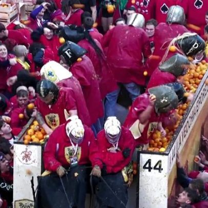 Ivrea celebra carnaval de três dias com laranjas voadoras