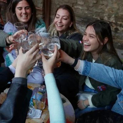 Estudo associa consumo de álcool por influenciadores à maior vontade de beber entre jovens