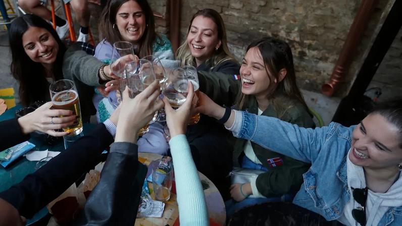 FILE: Mulheres sentam-se na esplanada de um bar em Budapeste, Hungria.