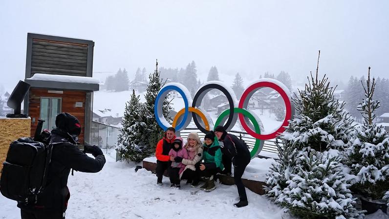 Fotografam-se junto ao logótipo olímpico antes dos Jogos Olímpicos de Inverno Milão Cortina 2026, em Cortina d'Ampezzo, Itália