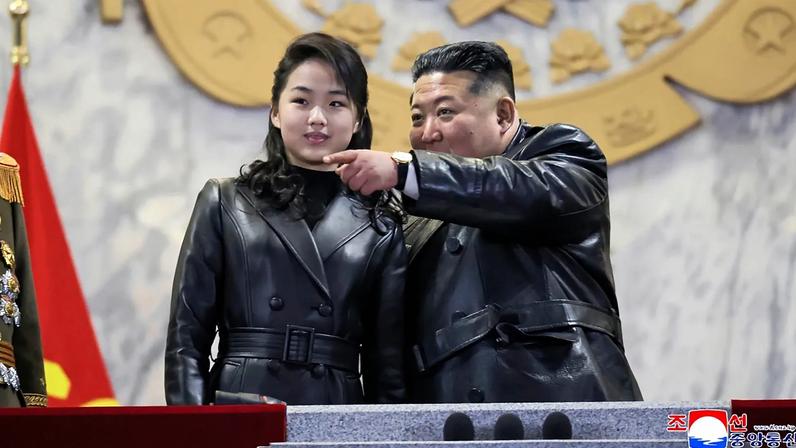 Kim Jong Un assiste a um desfile com a sua filha em Pyongyang, Coreia do Norte, na quarta-feira, 25 de fevereiro de 2026, enquanto o Norte encerrava o congresso do Partido dos Trabalhadores.