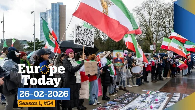 Manifestantes iranianos seguram cartazes e retratos em frente à sede das Nações Unidas antes das conversações nucleares indirectas entre os Estados Unidos e o Irão.