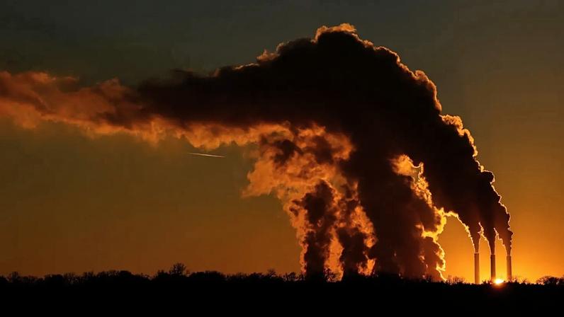 Central termoelétrica a carvão Jeffrey Energy Center funciona ao pôr do sol perto de Emmett, Kansas, em 3 de janeiro de 2026, em Topeka, Kansas