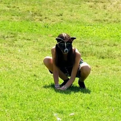 Jovens mascarados que se identificam como animais reúnem-se em Buenos Aires