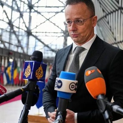 Ministro húngaro confronta jornalistas ucranianos sobre a Ucrânia