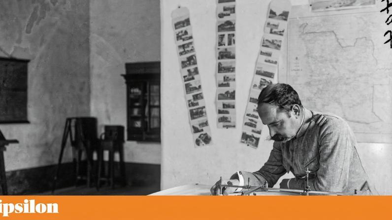 José Veloso de Castro em Angola, em 1910, num dos seus mais meticulosos auto-retratos, onde se fotografa rodeado dos instrumentos e dos símbolos que dominavam a sua vida