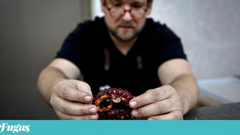 Bernardo Agrela prepara a sandes de polvo grelhado, uma das que compõem a carta de sanduíches do Mesa