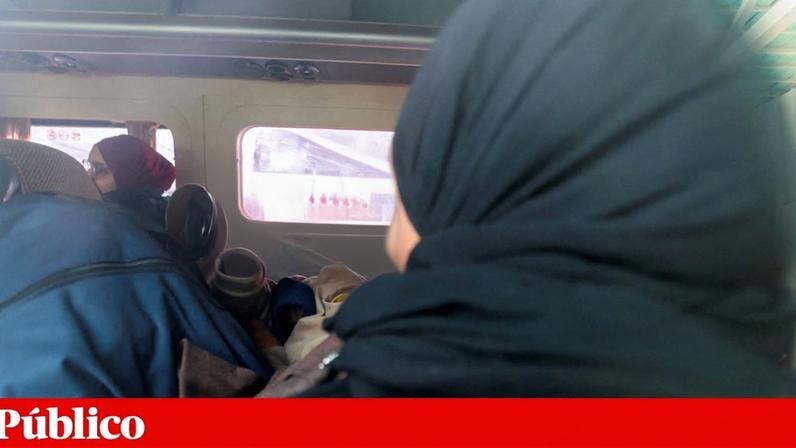 Palestinianos doentes ou feridos saem de Khan Younis em direcção a Rafah, de onde esperavam poder seguir para o Egipto