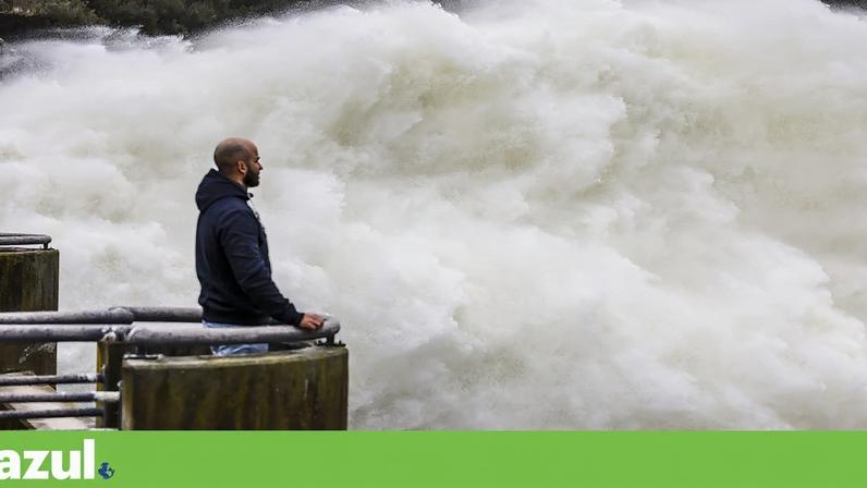 Um técnico da EDIA observa as descargas controladas na Barragem do Alqueva, em Portel, dia 30 de Janeiro