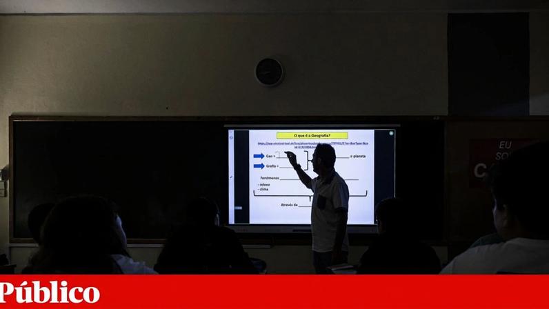 Os professores contratados que no final do ano lectivo são dispensados estão entre os lesados pela lei de 2024