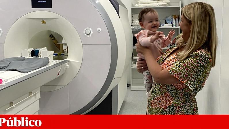 A bebé Sadie com a sua mãe Donna a participarem na investigação
