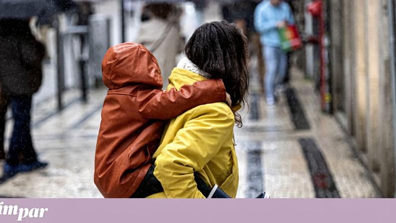 Andar descalço não constipa e nem sempre a febre é grave, garante a pediatra Mónica Cró Braz