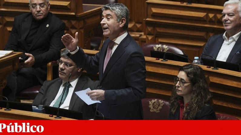 José Luís Carneiro no debate quinzenal com o primeiro-ministro de 5 de Dezembro