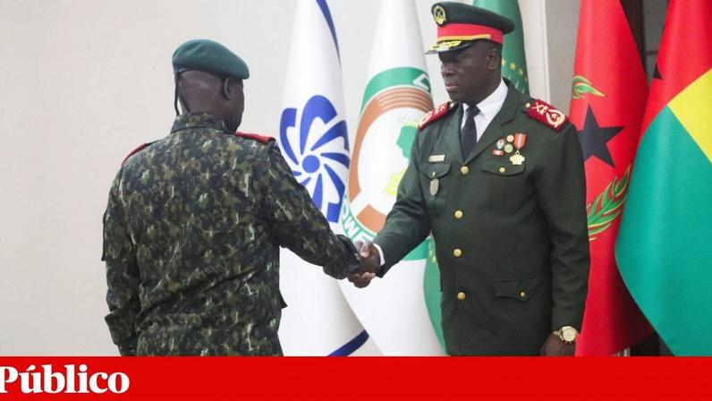 O Presidente da transição na Guiné-Bissau, Horta Inta-a foi promovido a general de divisão num decreto assinado por ele próprio