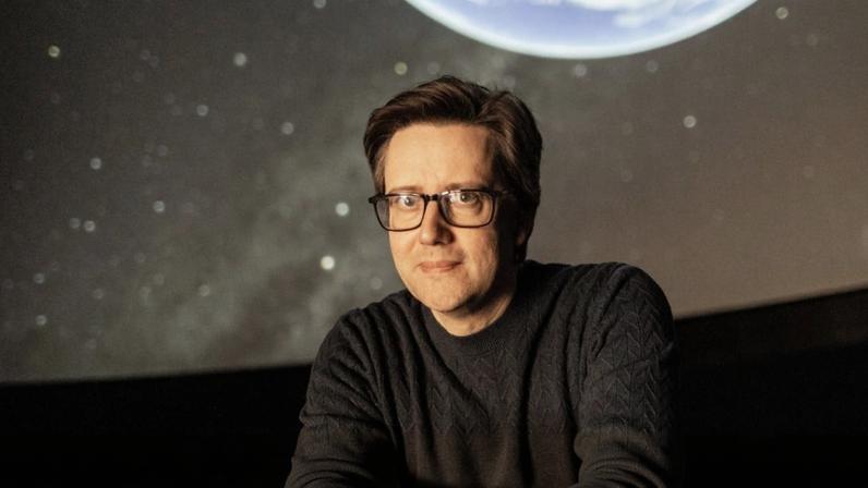 Física Espiritual é uma antologia pessoal de Rui Lage, aqui fotografado no Planetário do Porto