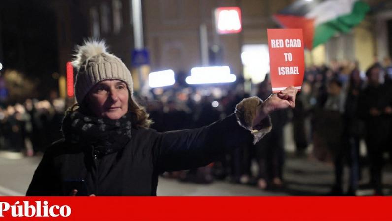 "Cartão vermelho a Israel" mostrado durante uma manifestação em Milão nesta quinta-feira