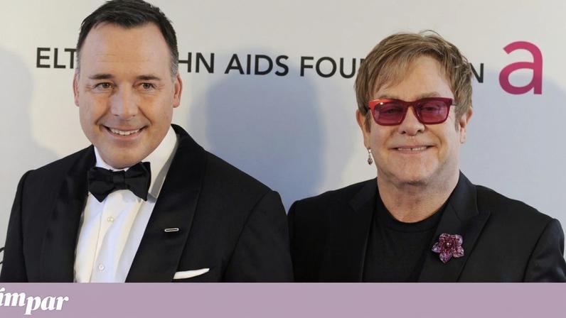 Elton John e David Furnish fotografados em 2013 num evento solidário da fundação do cantor
