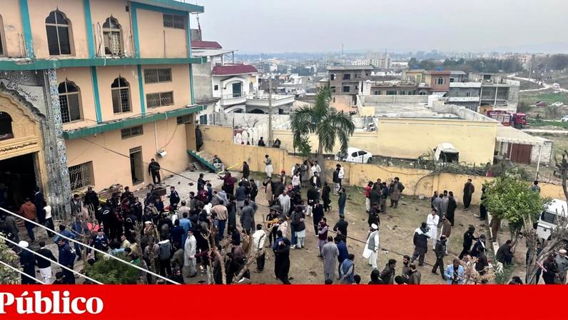 Na parte de fora do edifício, estavam concentradas várias outras pessoas, que ajudavam a retirar os feridos