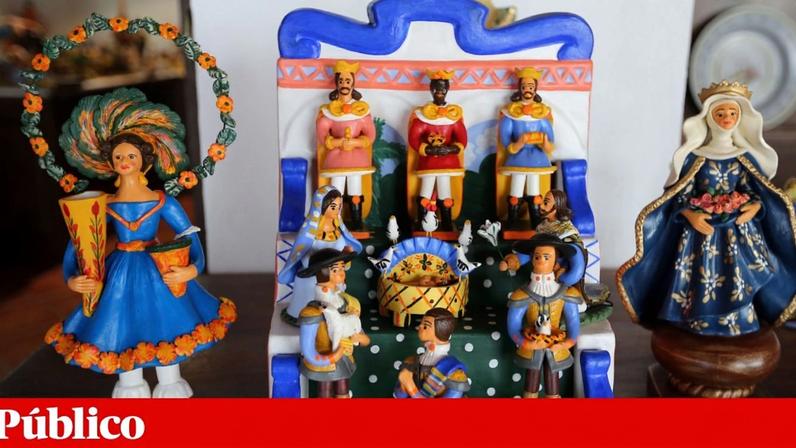 Bonecos de Estremoz, com um presépio no centro, feitos pelas irmãs Flores