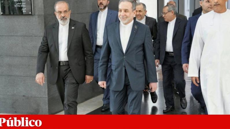 O ministro dos Negócios Estrangeiros do Irão, Abbas Araghchi, com o seu homólogo omanita, Sayyid Badr Albusaidi
