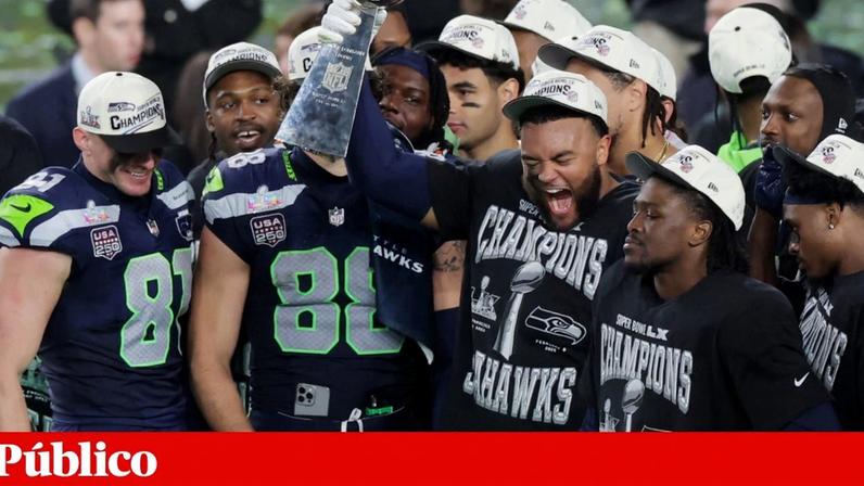 Jogadores dos Seattle Seahawks levantam troféu da Liga de futebol norte-americano