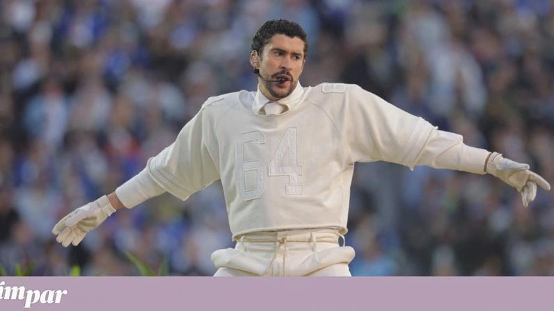 Bad Bunny na sua camisola portuguesa em plena actuação no espectáculo do Super Bowl