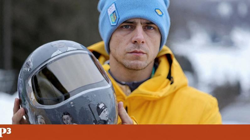 Vladyslav Heraskevych após ser desqualificado por usar um capacete com fotografias de atletas mortos pela Rússia