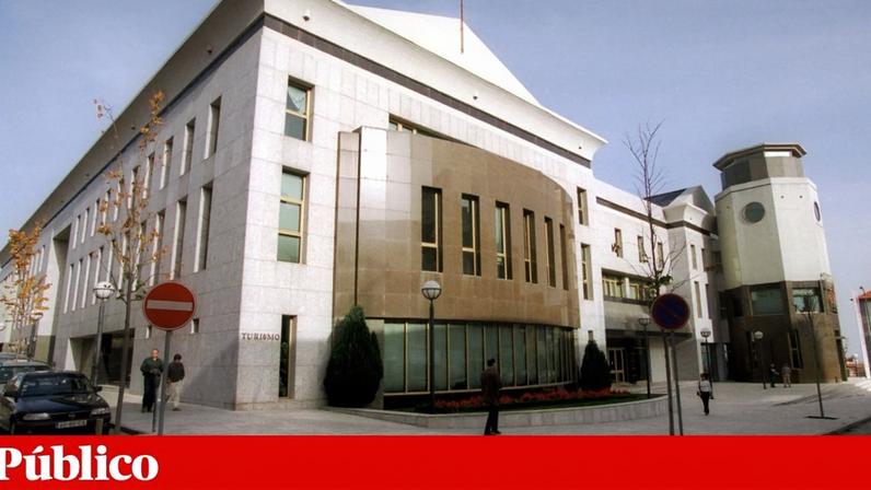 As buscas decorreram "no âmbito de um inquérito instaurado por participação económica em negócio e prevaricação de titular de cargo político"