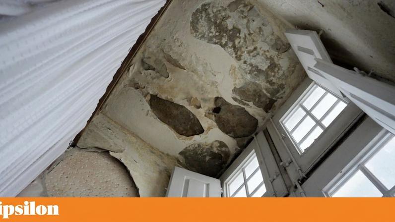 Nos apartamentos reais do torreão Norte no Palácio Nacional de Mafra há água a escorrer pelas paredes, que têm também estuque a cair, assim como o tecto