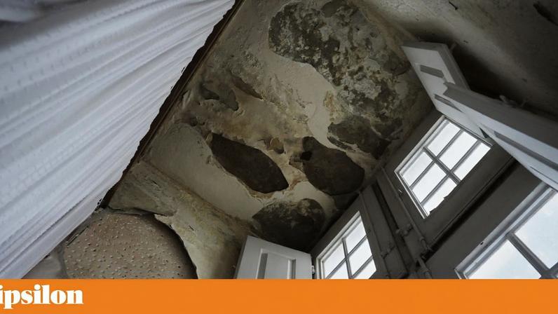 Nos apartamentos reais do torreão Norte no Palácio Nacional de Mafra há água a escorrer pelas paredes, que têm também estuque a cair, assim como o tecto