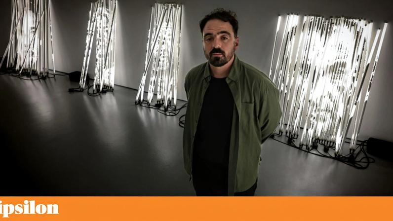 Alexandre Farto, conhecido por Vhils, fotografado em 2024 na Galeria Vera Cortês