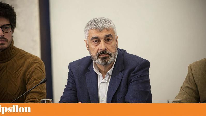 Ao centro, o director-geral das Artes Américo Rodrigues