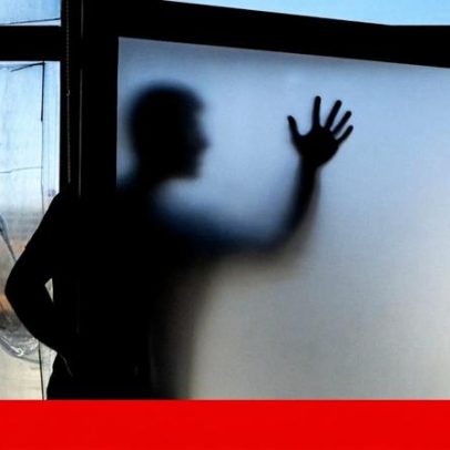 65% dos rapazes não veem proibir roupas ou conversas como violência no namoro