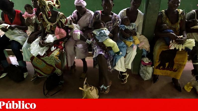 Posto de saúde no bairro de Bandim, em Bissau, com mães à espera de pesar e vacinar os seus filhos