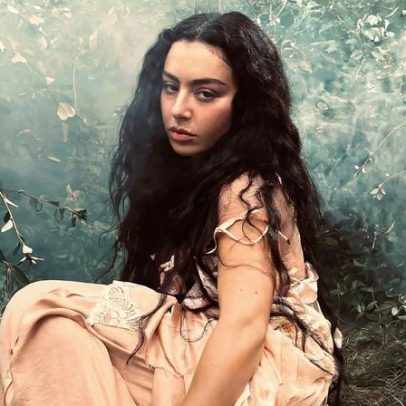 Wuthering Heights: ouvir é melhor que ver, com Charli XCX