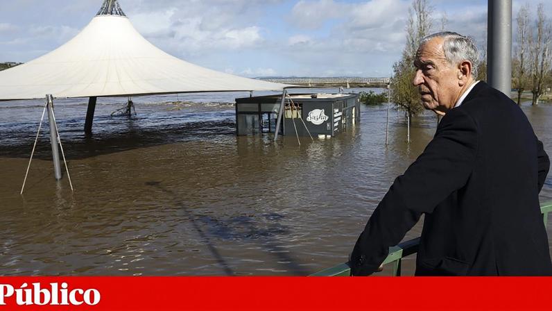 O Presidente da República, Marcelo Rebelo de Sousa, durante uma visita às zonas afetadas pelas cheias do Rio Tejo, a 6 de Fevereiro