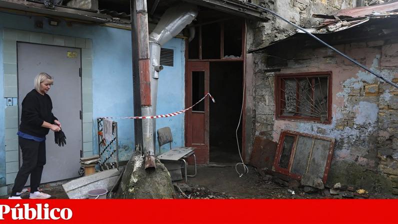Ucraniana em local alvo de ataque russo durante o fim-de-semana, em Odessa