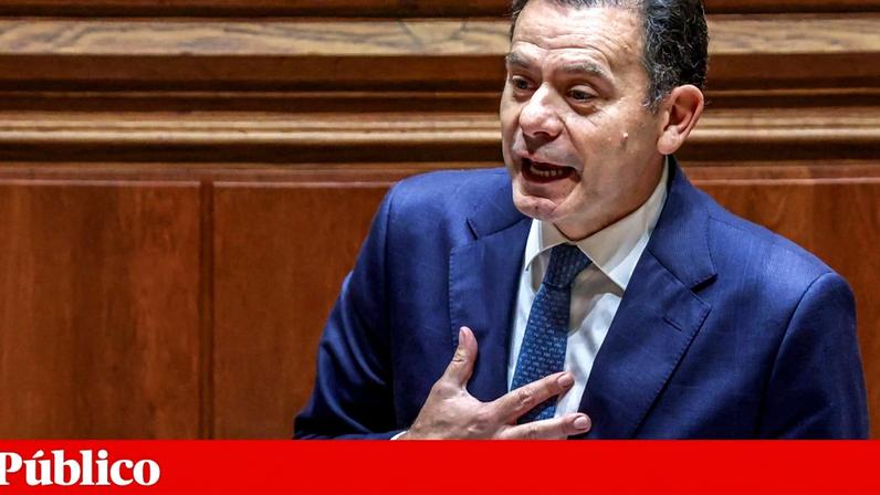 O primeiro-ministro, Luis Montenegro, usa da palavra durante o debate parlamentar na Assembleia da República em Lisboa, 5 de dezembro de 2025. TIAGO PETINGA/LUSA