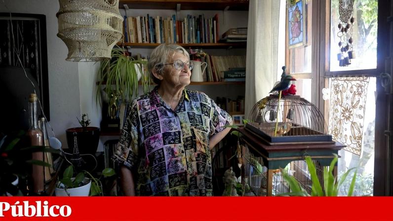 Godelieve Meersschaert na sala de sua casa, à entrada da Cova da Moura