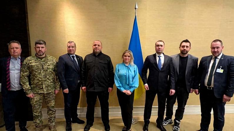 A delegação da Ucrânia, liderada por Rustem Umerov, fotografada após o segundo dia de negociações em Genebra