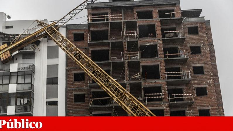 Danos causados em prédios pela queda de grua durante a tempestade Kristin