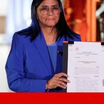 Presidente interina da Venezuela Delcy Rodríguez assina lei de amnistia