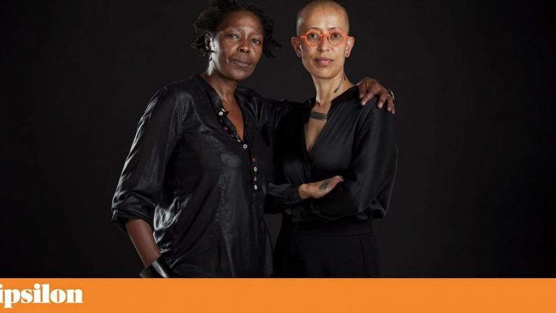 A artista Gabrielle Goliath, à direita, e a sua curadora, Ingrid Masondo